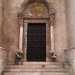 Anche la Porta dei Leoni della Basilica di San Nicola  impreziosita nella parte superiore da foglie, fiori e animali fantastici che ricordano motivi tipici dellarte araba